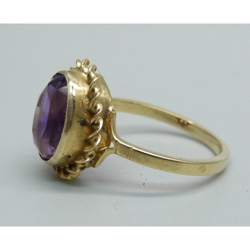 947 - A 9ct gold and amethyst solitaire ring, 2.5g, K