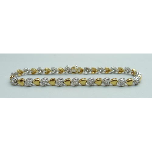 960 - An 18ct gold and diamond tennis bracelet, approximately 1.20 carat weight, 12.6g