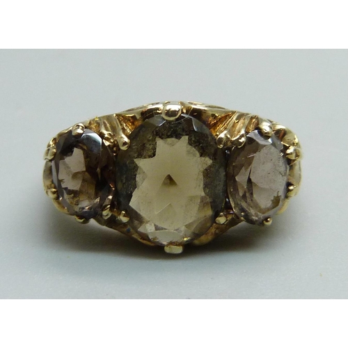 961 - A 9ct gold and smoky quartz ring, 3.8g, O