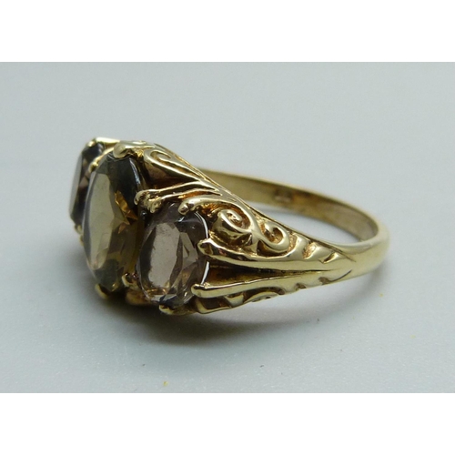 961 - A 9ct gold and smoky quartz ring, 3.8g, O