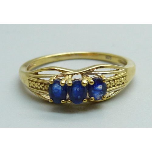 962 - A silver gilt Masoala sapphire trilogy ring, T