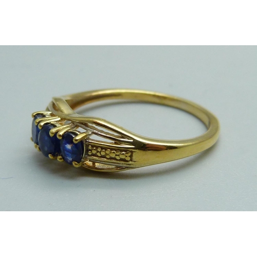 962 - A silver gilt Masoala sapphire trilogy ring, T