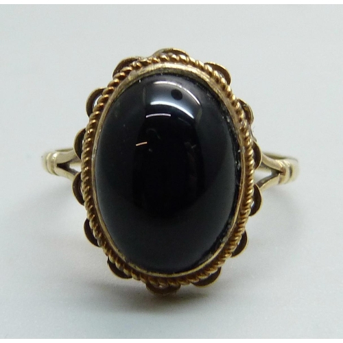 965 - A 9ct gold and black cabochon ring, 3g, Q