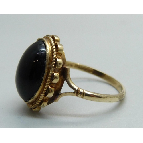 965 - A 9ct gold and black cabochon ring, 3g, Q