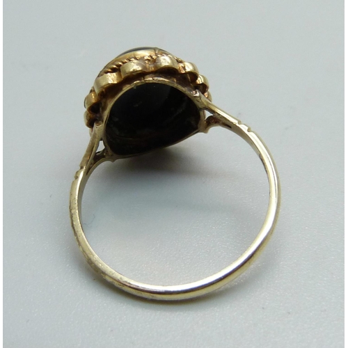 965 - A 9ct gold and black cabochon ring, 3g, Q