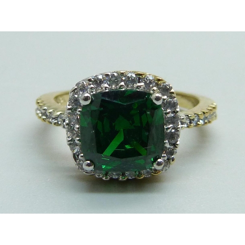 969 - A silver green and white stone ring, L