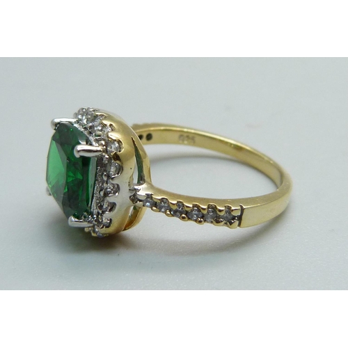 969 - A silver green and white stone ring, L