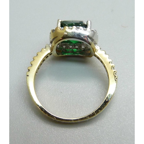 969 - A silver green and white stone ring, L