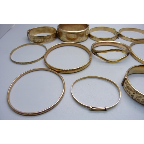 984 - Fourteen bangles; rolled gold and five metal core, total weight 240g