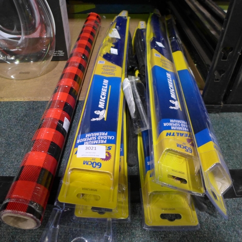 3021 - Seven Michelin Wiper Blades and a roll of wrapping paper  (288-141-146, 179) * This lot is subject t... 