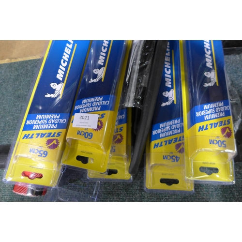 3021 - Seven Michelin Wiper Blades and a roll of wrapping paper  (288-141-146, 179) * This lot is subject t... 