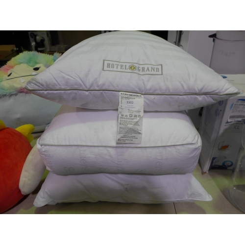 3302 - Three Mixed Style Pillows (288-245,268,309) * This lot is subject to VAT