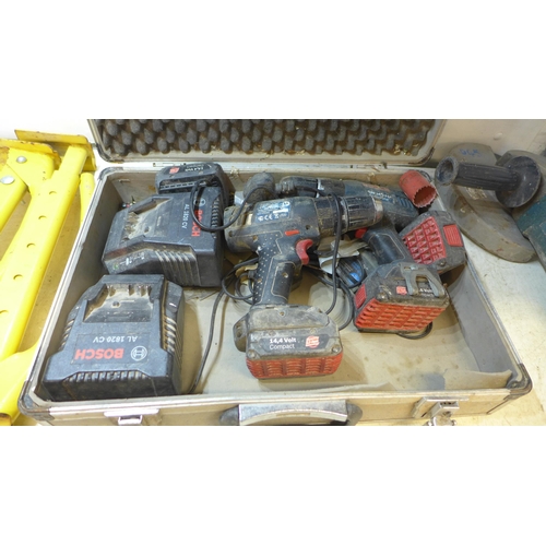 2032 - Makita 9049 110V grinder, 2 Bosch drills and 2 slab/brick lifters