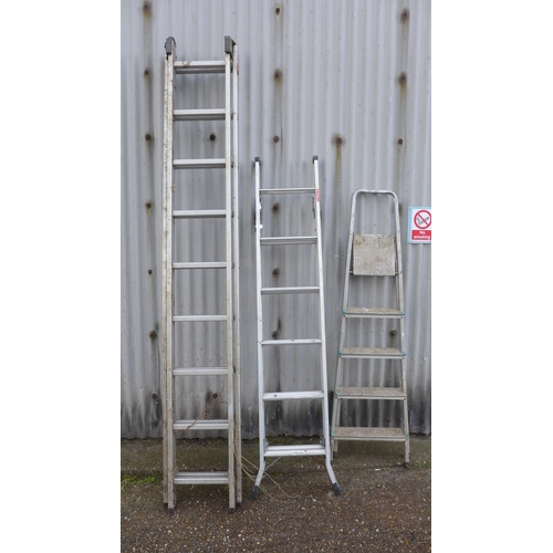 2387 - A 9 rung double ladder and two stepladders