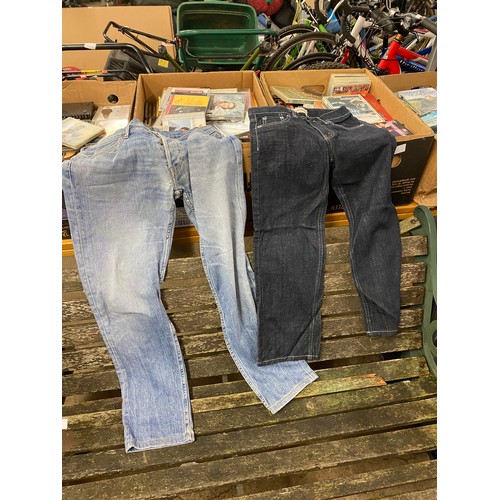 2098 - 15 Pairs of assorted jeans in assorted sizes