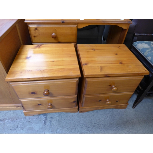 1555 - A quantity of dark stained pine. a dresser with mirror, a pair of bedside chests and a chest of thre... 