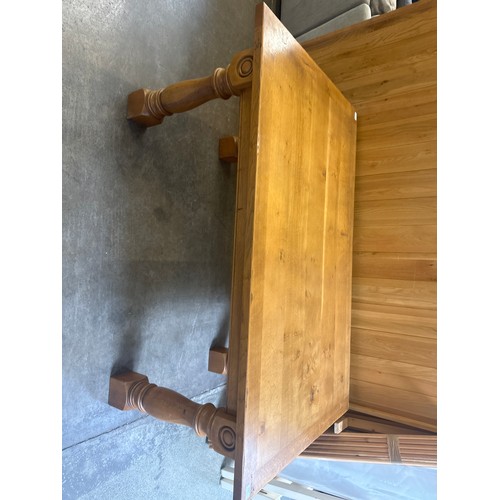 1535 - A 5ft solid oak dining table