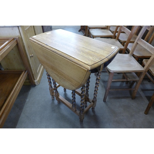 118 - A small oak barleytwist gateleg table