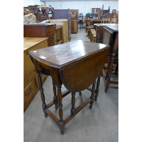 121 - A small oak gateleg table