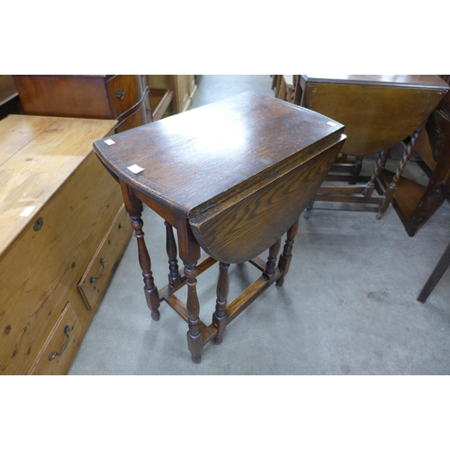 122 - A small oak gateleg table