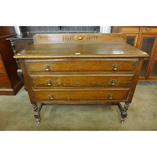 159 - An oak barleytwist chest of drawers