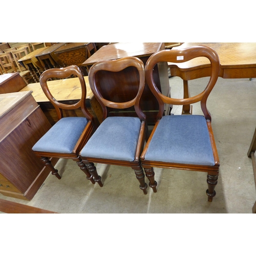 186 - A set of three Victorian mahogany balloon back dining chairs