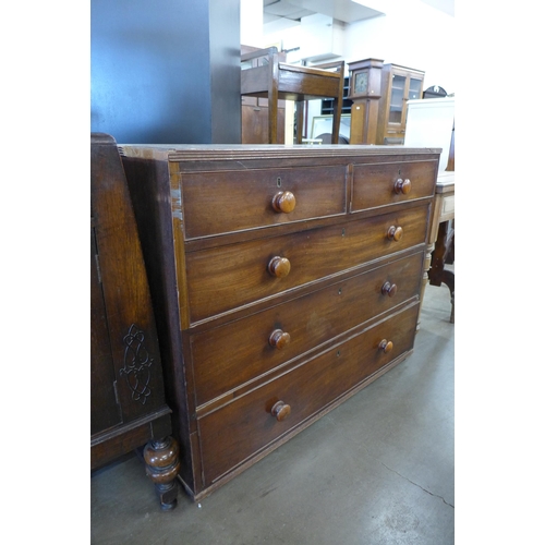 198 - A George III mahogany chest of drawers