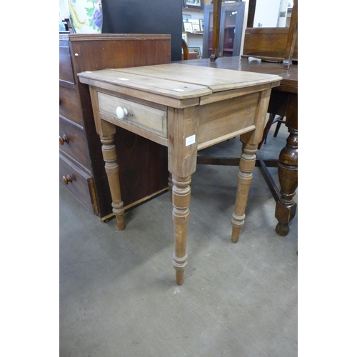 200 - A Victorian beech single drawer kitchen table