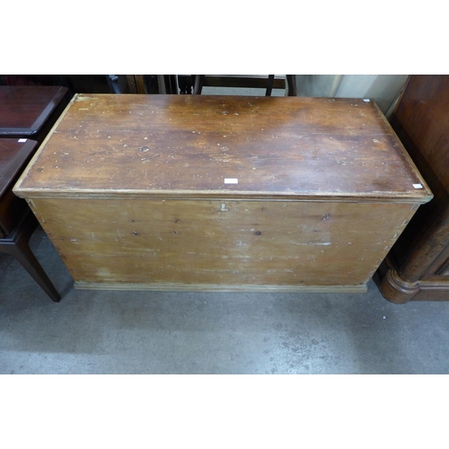 208 - A Victorian pine blanket chest