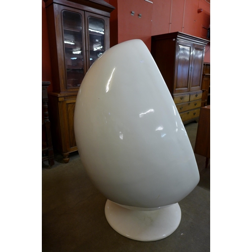 57 - An Eero Aarnio style white laminated egg chair