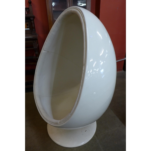 57 - An Eero Aarnio style white laminated egg chair