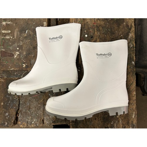 2123 - Pair of Toffeln Food Trade Wellingtons - size 10 - original RRP £37