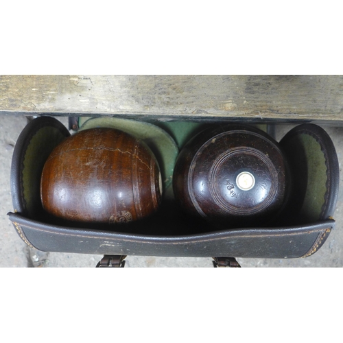 2087 - Collection of lawn bowls and cases