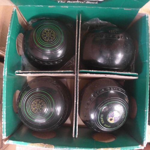 2087 - Collection of lawn bowls and cases