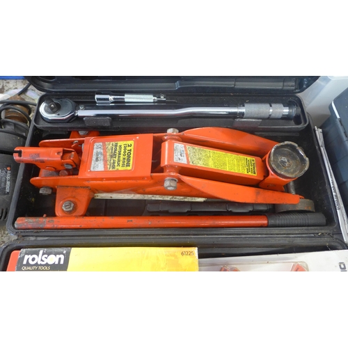 2115 - TUV 2-tonne trolley jack in case