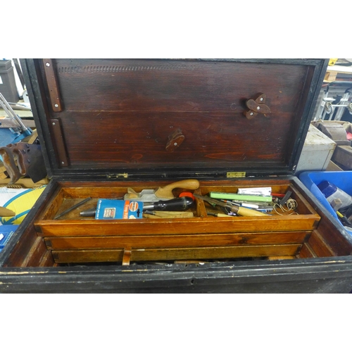 2149 - Carpenter's tool box with approx. 70 hand tools