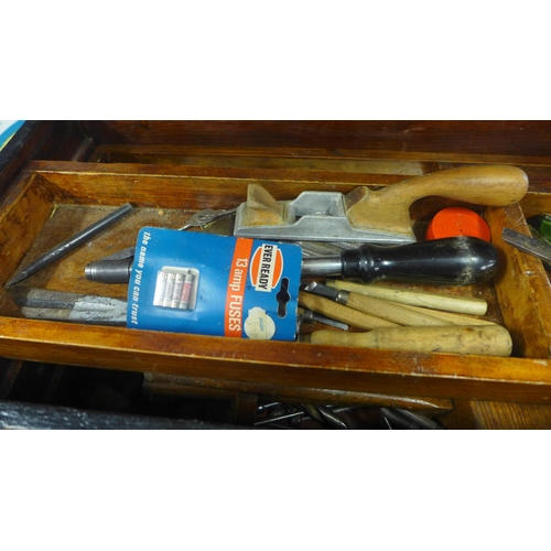 2149 - Carpenter's tool box with approx. 70 hand tools