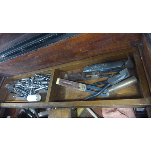 2149 - Carpenter's tool box with approx. 70 hand tools