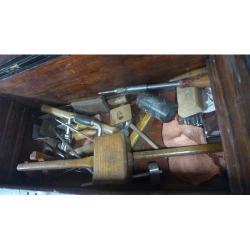 2149 - Carpenter's tool box with approx. 70 hand tools