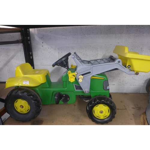 2194C - John Deere toy tractor - Police repossession