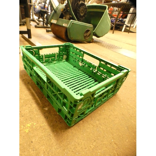 2098 - 10 Green collapsible crates, 30 x 40cm