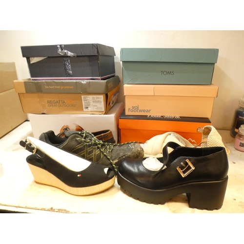 2223 - 6 Pairs of assorted shoes, including Hush Puppies, Regatta, Toms, Tommy Hilfiger, etc