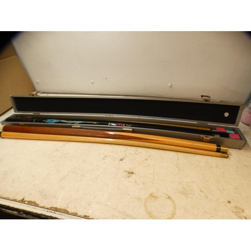 2231 - 2 Snooker cues, Fu cue in hard case