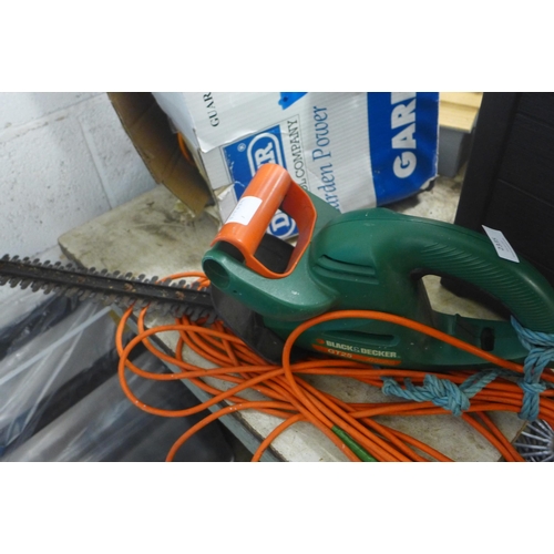 2375 - Draper garden vacuum blower and mulcher (BV2201A) and Black & Decker 330w electric hedge trimmer