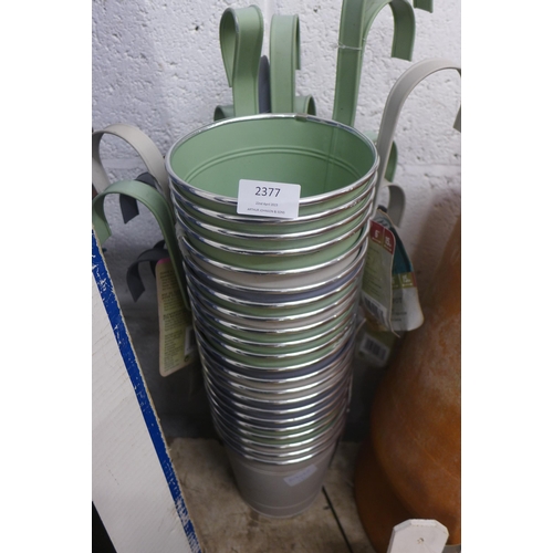 2377 - Fence & balcony hanging pots, 15cm