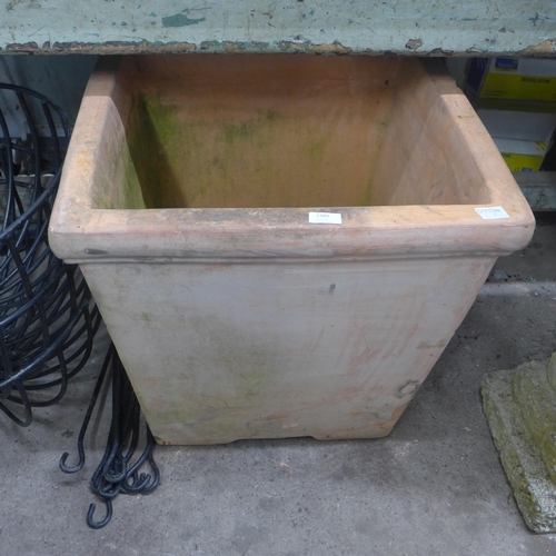 2385 - Large plant pot, 24