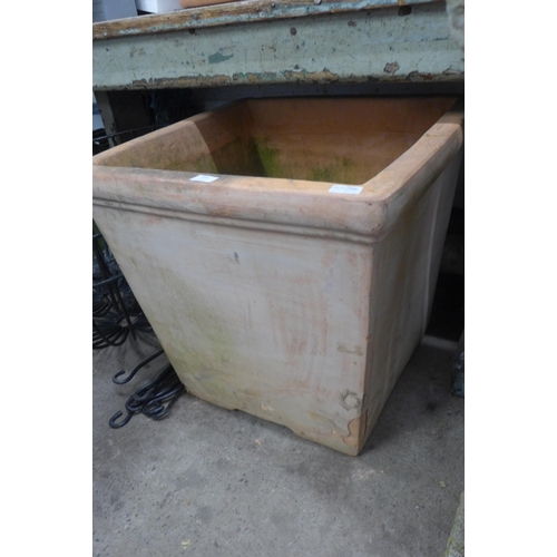 2385 - Large plant pot, 24