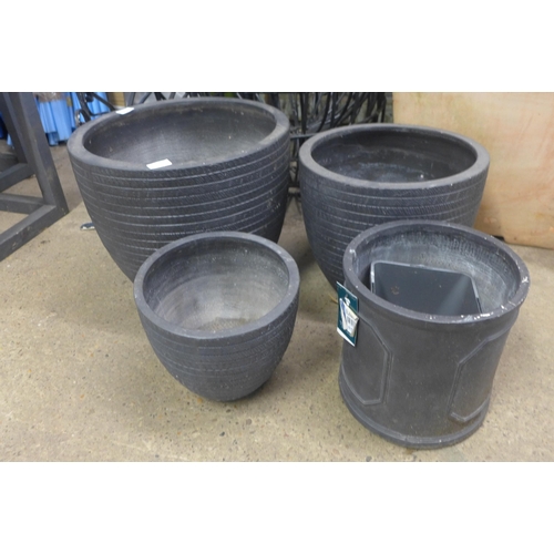 2386 - 4 Assorted plant pots