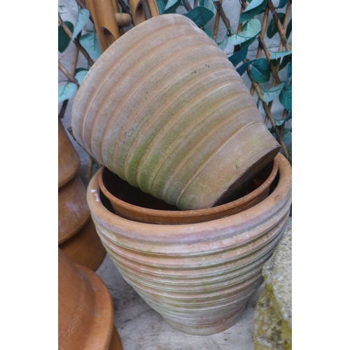 2390 - 7 Assorted plant pots: 1 stone, 4 terracotta and 2 glazed