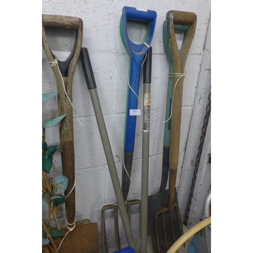 2394 - Qty. of gardening tools inc. four pitch forks, two spades and lawn edging cutters